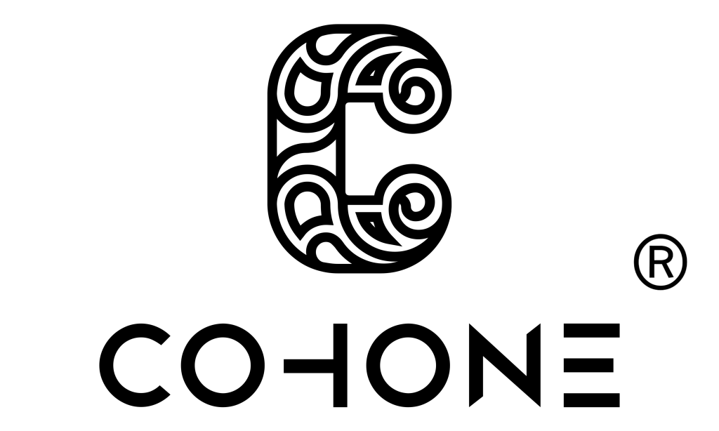 Logo przedstawia nazwę "COHONE" wykonaną w białej, eleganckiej czcionce na czarnym tle. Każda litera jest wyraźnie oddzielona, a styl czcionki nadaje nowoczesny i minimalistyczny wygląd. Obok nazwy znajduje się symbol zarejestrowanego znaku towarowego (®), który jest umieszczony w prawym dolnym rogu. Całość logo jest prosta, ale elegancka, co sugeruje profesjonalizm i wysoką jakość marki.