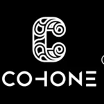 Logo przedstawia stylizowaną literę "C" z białymi, ozdobnymi wzorami wewnątrz, umieszczoną na czarnym tle. Pod literą "C" znajduje się napis "COHONE" wykonany białą, nowoczesną czcionką. Litera "H" w napisie ma unikalny, przekreślony design, co dodaje charakteru i nowoczesności. Obok napisu znajduje się symbol zarejestrowanego znaku towarowego (®), wskazujący na ochronę prawną marki. Całość logo jest elegancka i minimalistyczna, z kontrastującymi czarno-białymi kolorami, co nadaje mu wyrazisty i profesjonalny wygląd.