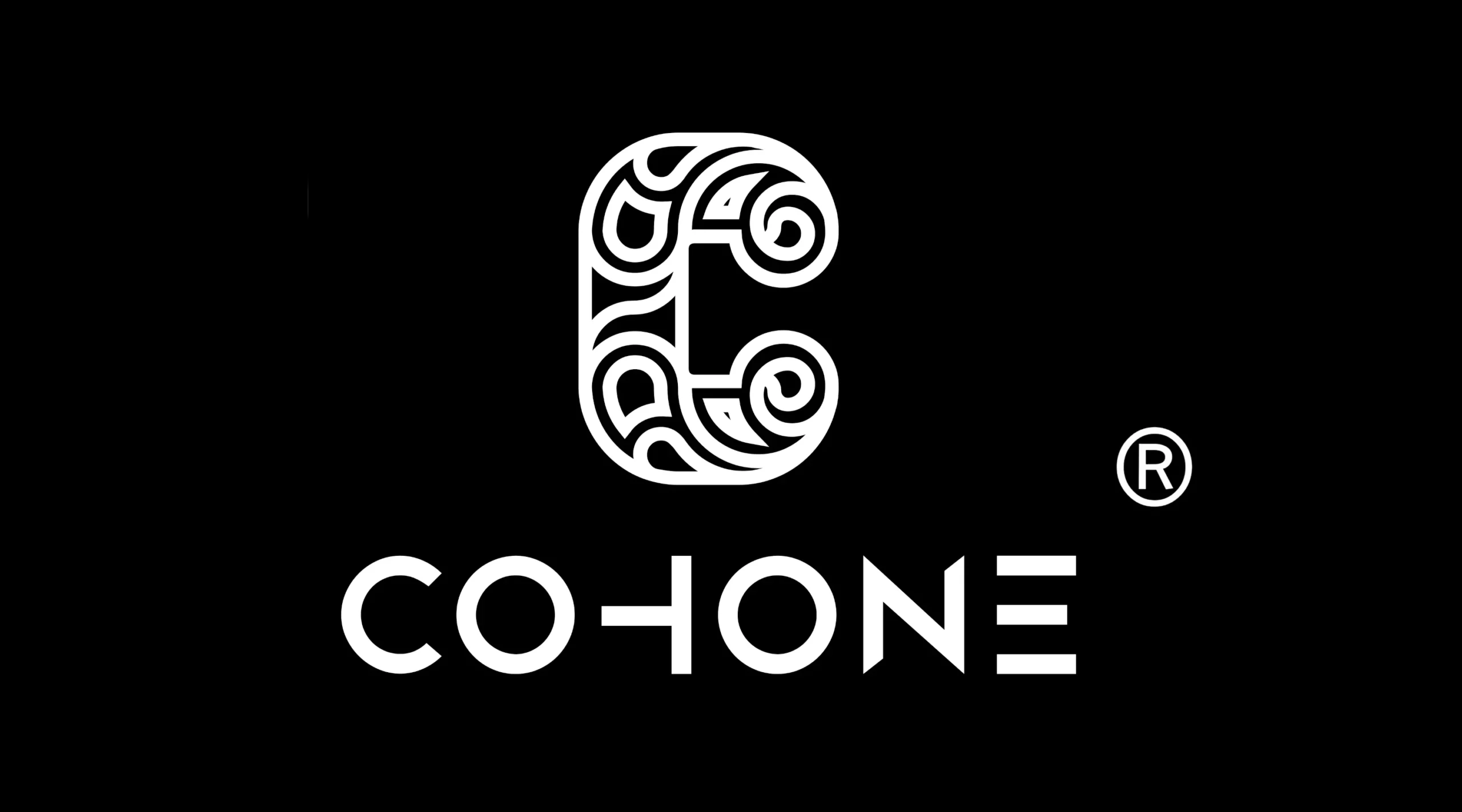 Logo przedstawia stylizowaną literę "C" z białymi, ozdobnymi wzorami wewnątrz, umieszczoną na czarnym tle. Pod literą "C" znajduje się napis "COHONE" wykonany białą, nowoczesną czcionką. Litera "H" w napisie ma unikalny, przekreślony design, co dodaje charakteru i nowoczesności. Obok napisu znajduje się symbol zarejestrowanego znaku towarowego (®), wskazujący na ochronę prawną marki. Całość logo jest elegancka i minimalistyczna, z kontrastującymi czarno-białymi kolorami, co nadaje mu wyrazisty i profesjonalny wygląd.